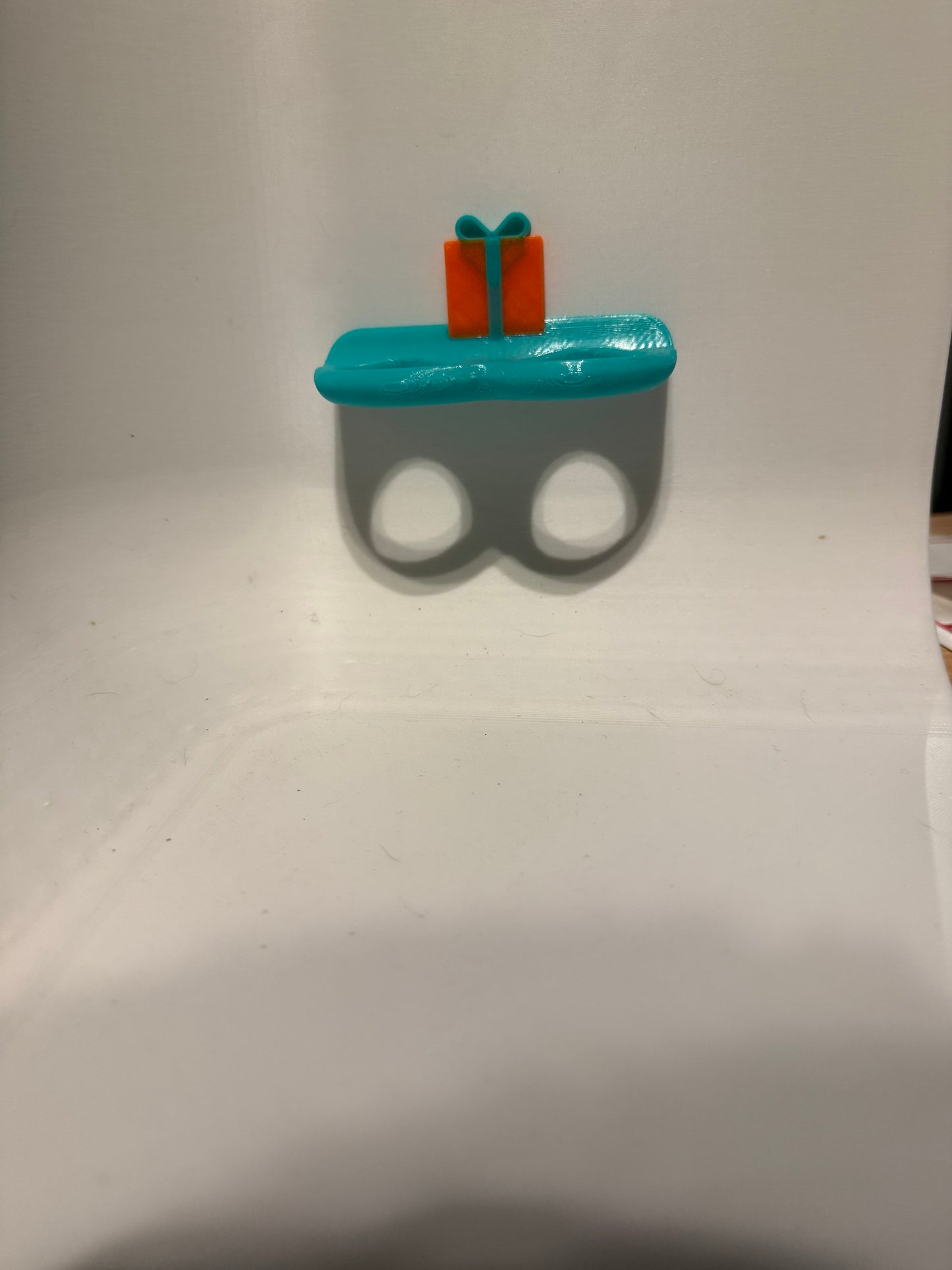 Present feeding ledge