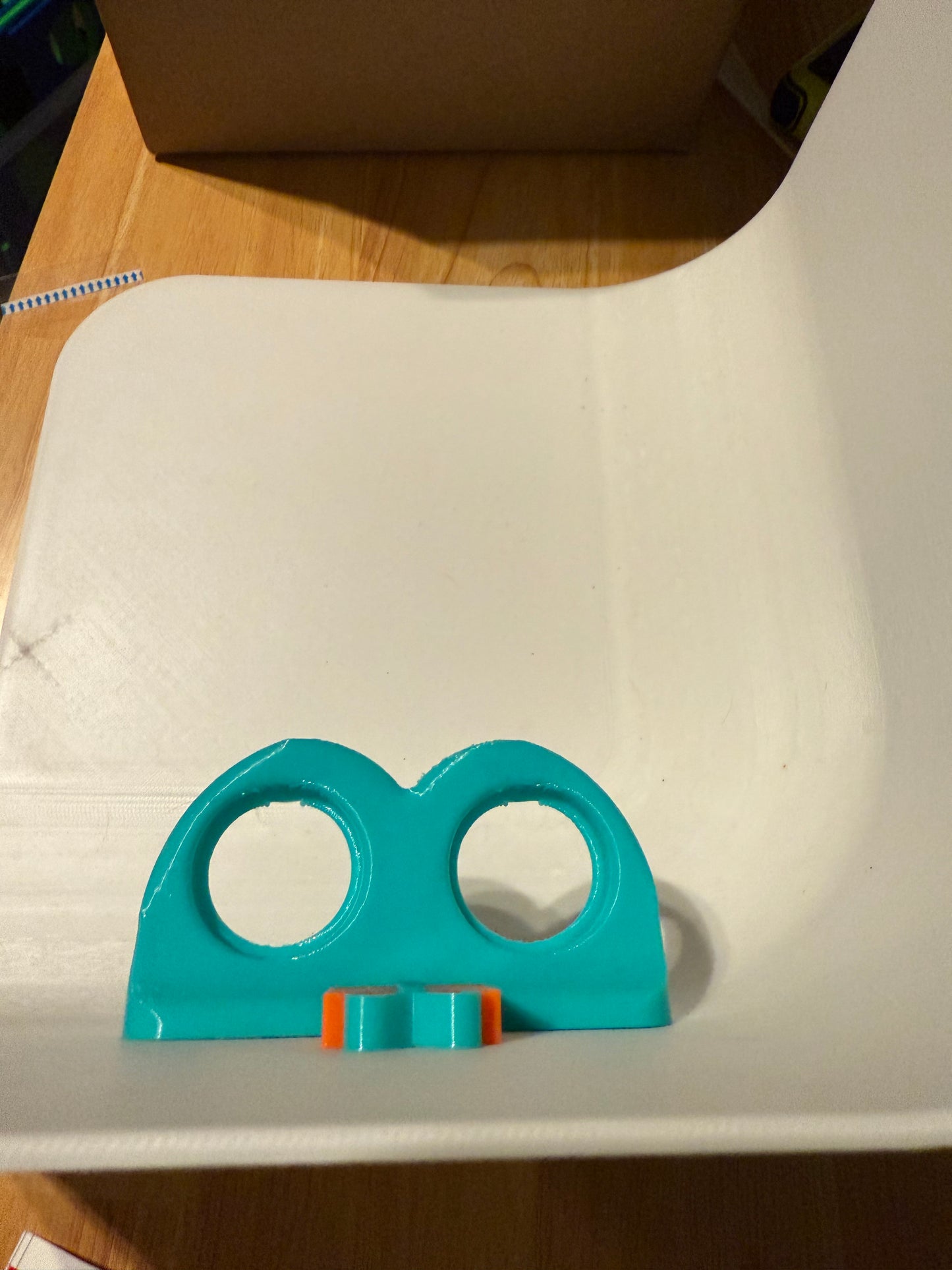 Present feeding ledge